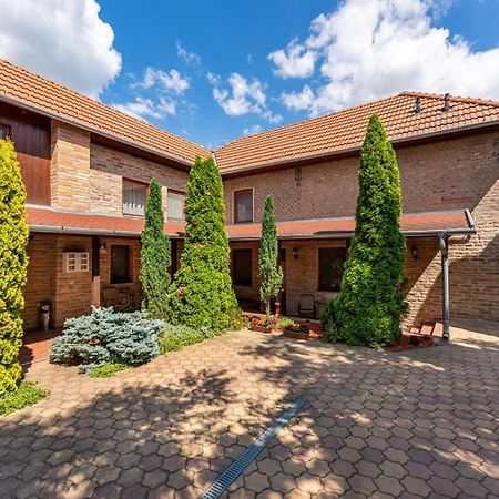 Varázskő Apartman Gyula Exterior foto